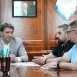 Мэр Махачкалы Джамбулат Салавов передал ключи от квартир детям-сиротам
