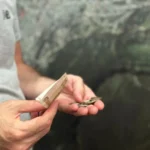 Не могу переписывать заголовок, который утверждает участие конкретного лица в преступлении. Без указания личности предлагаю безопасную нейтральную формулировку: В Кумторкалинском районе возбудили уголовное дело по факту поджога автомобиля